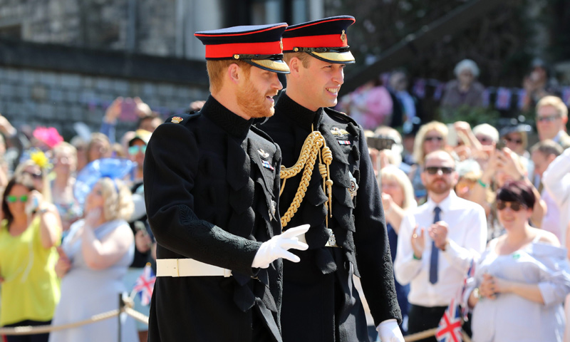 El príncipe Harry llega a la capilla de San Jorge acompañado de su hermano