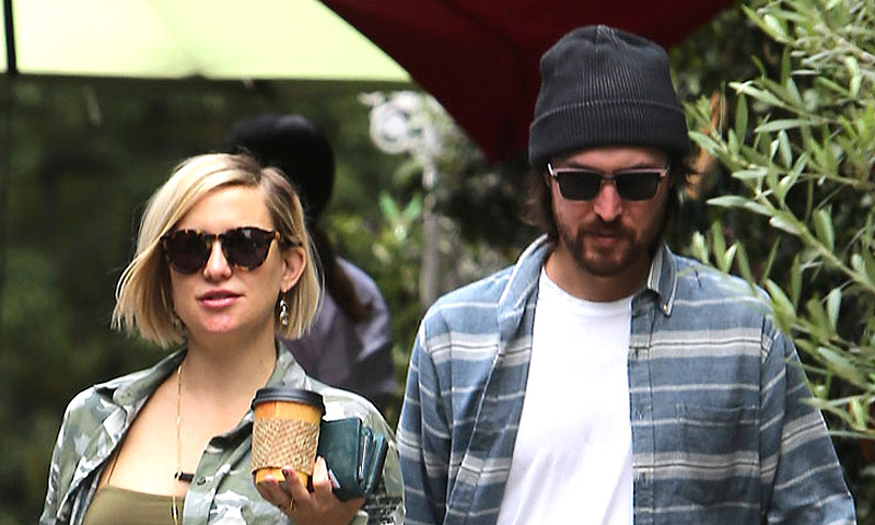 Kate Hudson luce tripita en una jornada de compras en familia