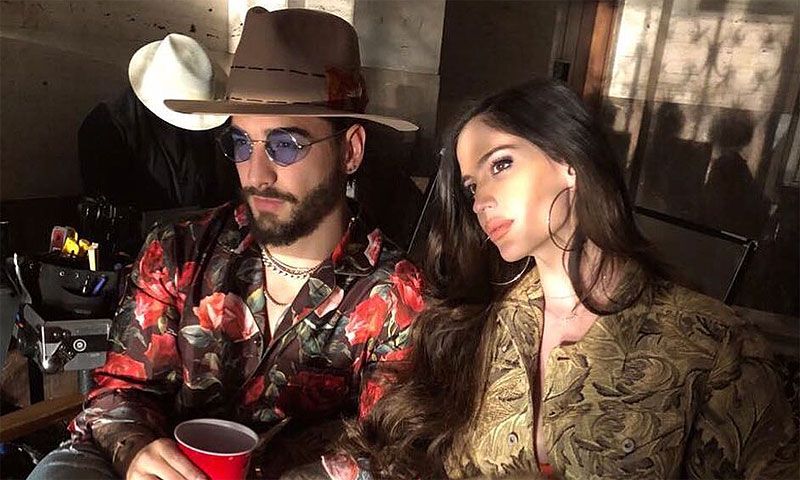 ¡Felices los dos! Maluma sorprende a su novia en pleno concierto