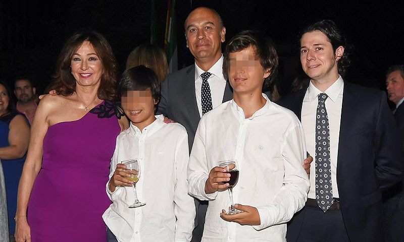 Ana Rosa Quintana, arropada por su marido y sus hijos, en un homenaje con un significado muy personal