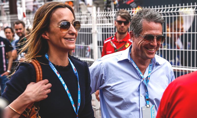 Primera reaparición pública de un sonriente Hugh Grant y su mujer tras su discreta boda en Londres