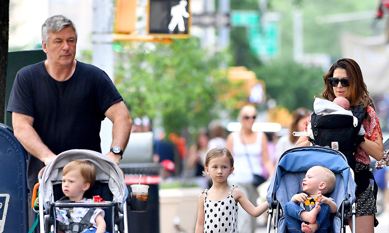 El primer paseo en familia de Hilaria Baldwin tras dar a luz a su cuarto hijo y superar una neumonía