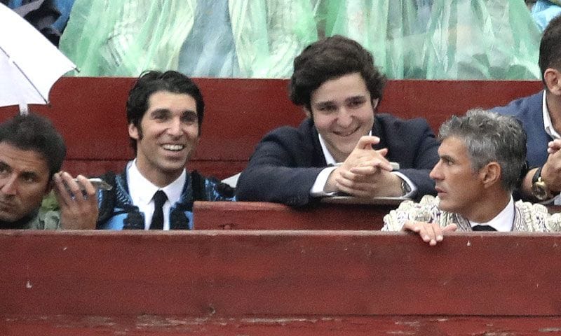 El gesto que muestra la buena sintonía entre Felipe de Marichalar y Cayetano Rivera