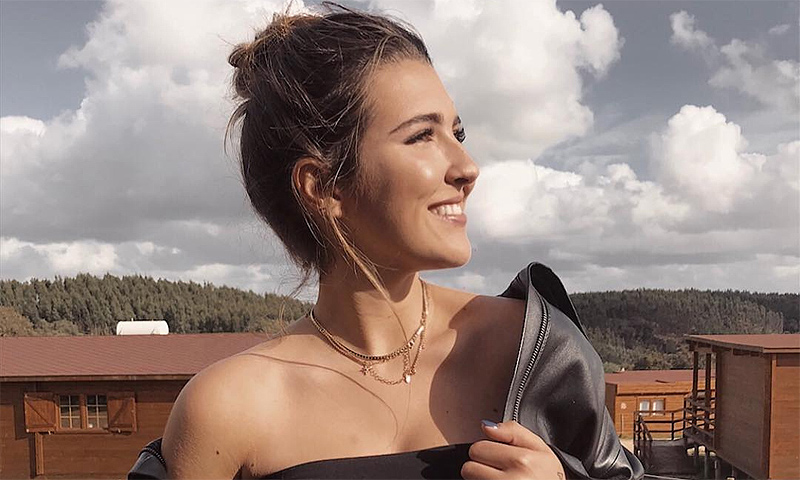 Alba Díaz pone fin a sus vacaciones universitarias con el primer día de trabajo