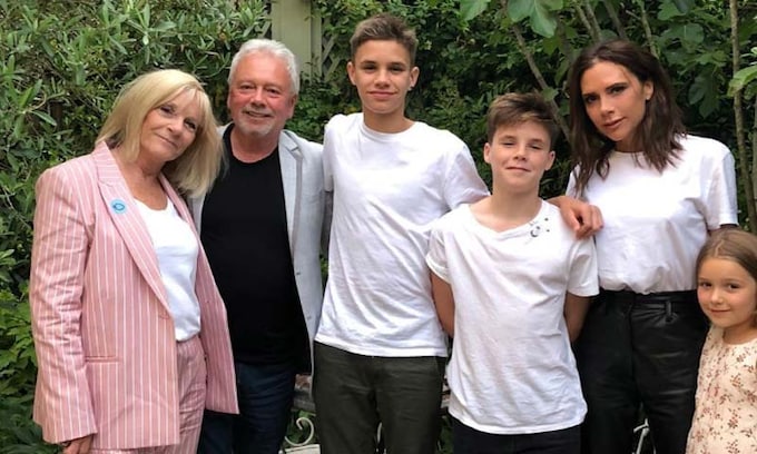 Victoria Beckham, con tres de sus hijos y sus padres