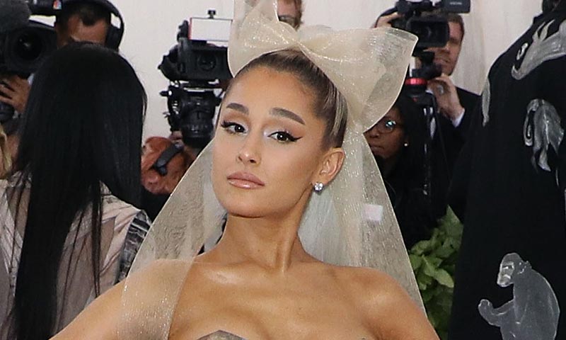 Ariana Grande se compromete con Pete Davidson tras apenas unas semanas de relación