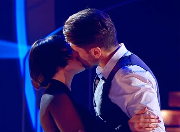 Javier Hernanz sorprende con este beso con su compañera de baile