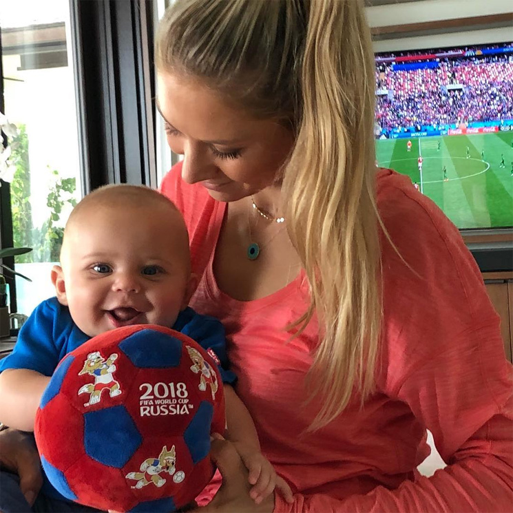 ¡Bebé futbolero! Anna Kournikova disfruta con uno de sus mellizos del Mundial de Rusia