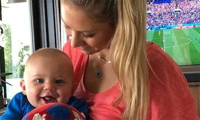 ¡Bebé futbolero! Anna Kournikova disfruta con uno de sus mellizos del Mundial de Rusia
