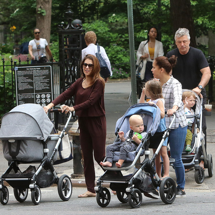 Hilaria y Alec Baldwin, procesión de carritos con su familia numerosa