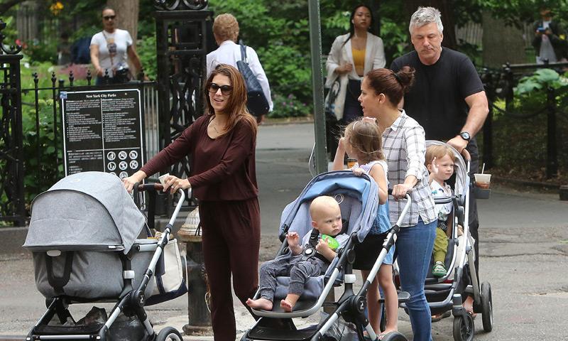 Hilaria y Alec Baldwin, procesión de carritos con su familia numerosa