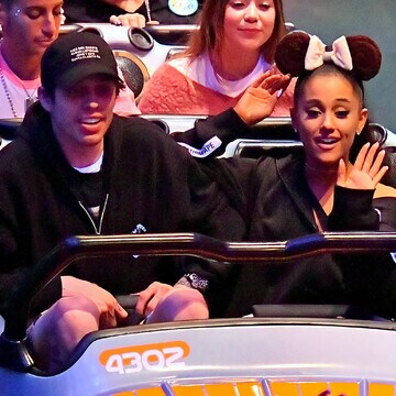 Ariana Grande y su prometido, como niños en Disneyland... ¡con beso incluido!