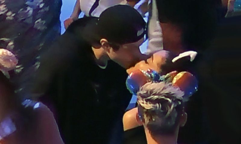 Ariana Grande y su prometido, como niños en Disneyland... ¡con beso incluido!