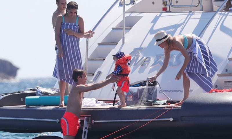 James Blunt y su familia, jornada en alta mar en su isla favorita
