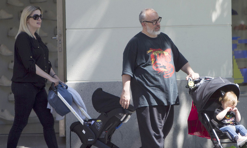 Álex de la Iglesia y Carolina Bang, de paseo con sus dos niñas, Julia y Daniela