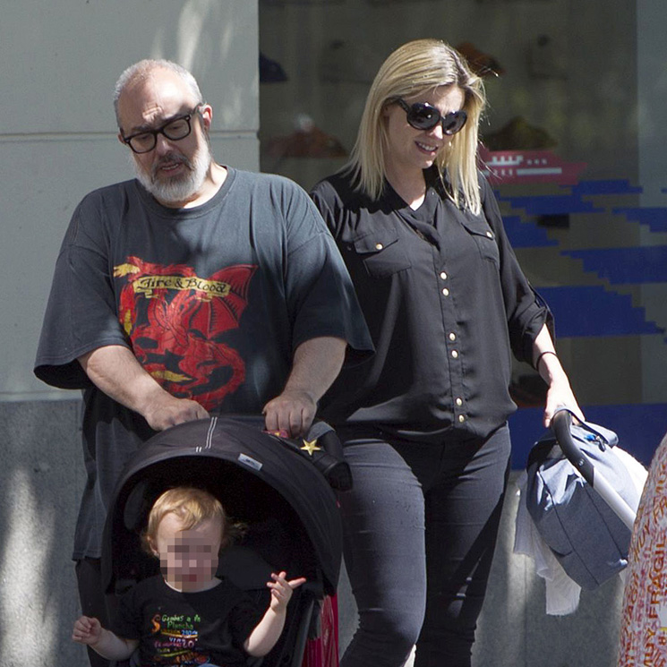 Álex de la Iglesia y Carolina Bang, de paseo con sus dos niñas, Julia y Daniela