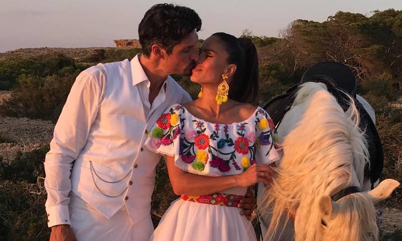 Mireia Canalda recién casada, besando a su marido Felipe López