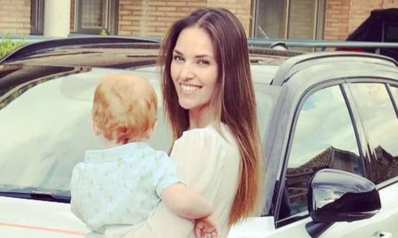 ¡Tras los pasos de papá! Alan, el hijo de Helen Lindes, encesta su primera canasta