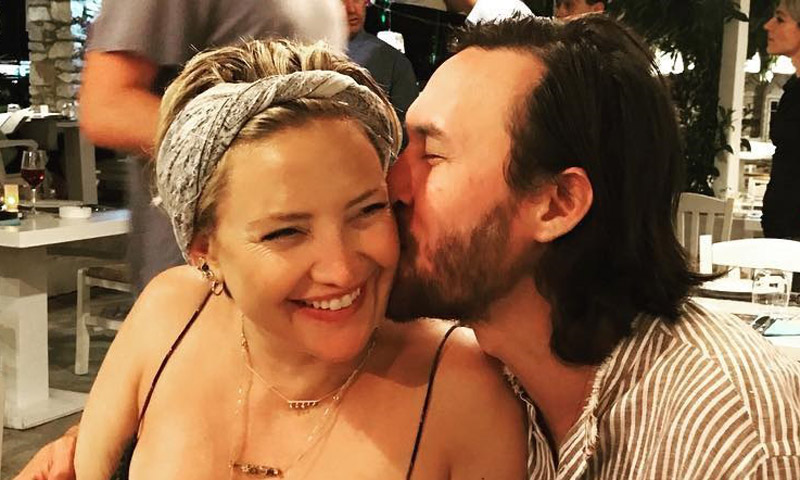 Kate Hudson luce embarazo durante sus vacaciones en familia por las islas griegas