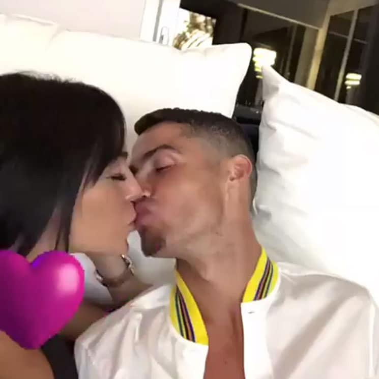 Un beso y una declaración de amor, así comienzan las vacaciones de Ronaldo y Georgina