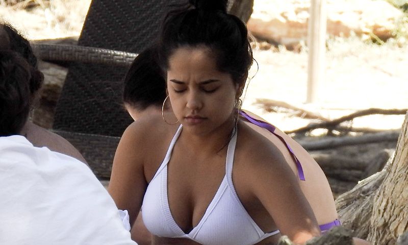 EXCLUSIVA: Becky G, más natural que nunca, disfruta de la playa en su viaje exprés Ibiza