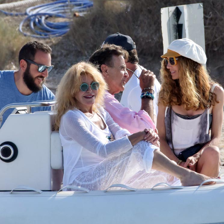 La Baronesa Thyssen presume de familia numerosa en Ibiza