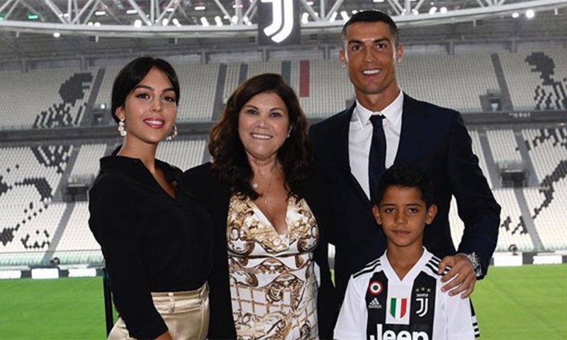 Georgina, la otra estrella en la presentación oficial de Cristiano como jugador de la Juventus