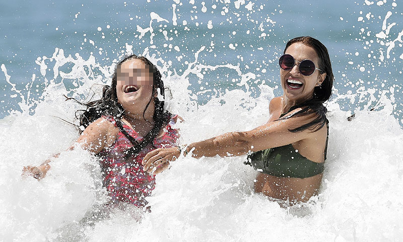 ¡Luchando contra las olas! El divertido día de playa de Paula Echevarría y su hija Daniella