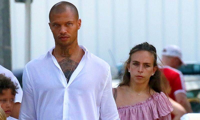 ¿Boda a la vista? Chloe Green luce un impresionante anillo en sus vacaciones con Jeremy Meeks