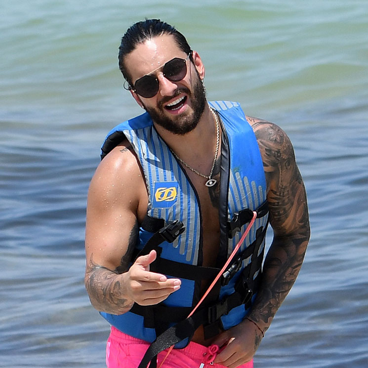 Maluma, con su novia de relax en las playas de Miami ajeno a la polémica 