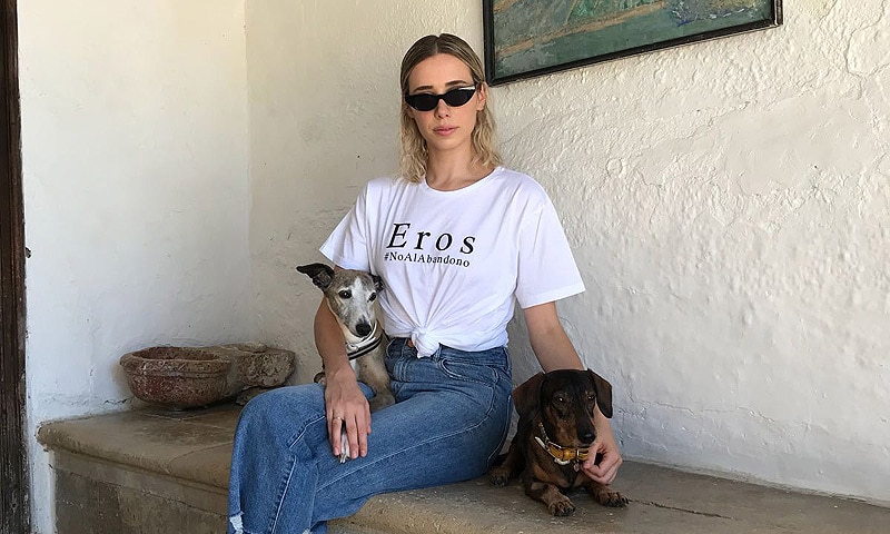 Lulu Figueroa-Domecq y la camiseta solidaria para luchar contra el abandono de animales