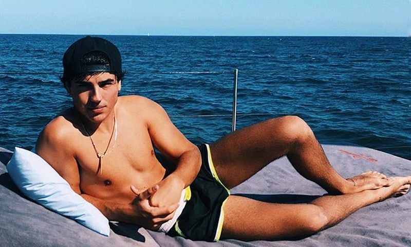 Óscar Casas, hermano de Mario Casas, sufre un pequeño 'accidente' durante sus vacaciones