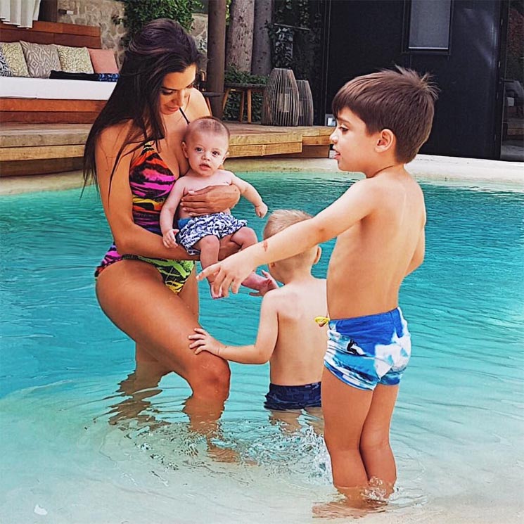 ¡Como pez en el agua! Pilar Rubio y sus hijos mayores enseñan a nadar al pequeño Alejandro