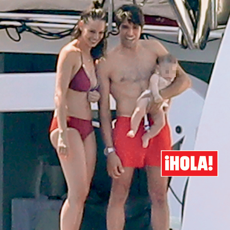 Fotografías exclusivas en ¡HOLA!: Eva y Cayetano navegan por el Mediterráneo junto a su hijo