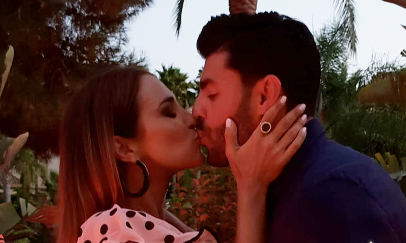 El beso de Paula Echevarría y Miguel Torres