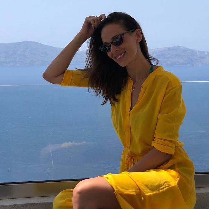 Eva González, espectacular en Santorini para la boda de María José Suárez
