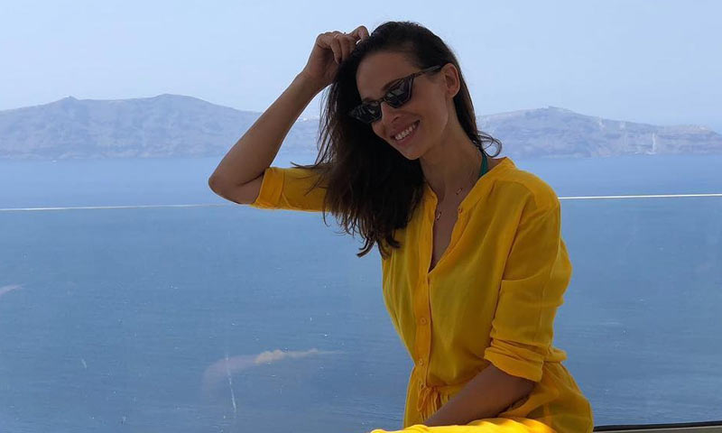 Eva González, espectacular en Santorini para la boda de María José Suárez