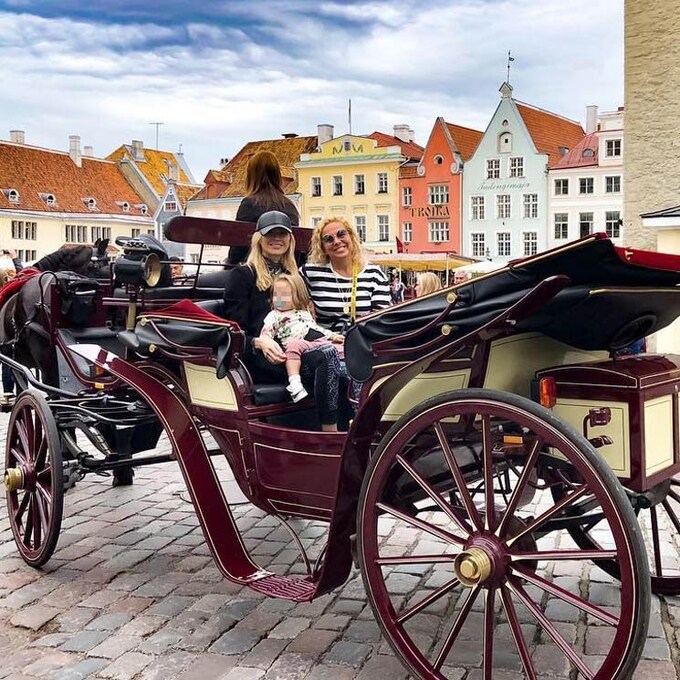 ¡De turismo por Tallín! Carla Pereyra y su hija, el mejor apoyo de Simeone en  Estonia 