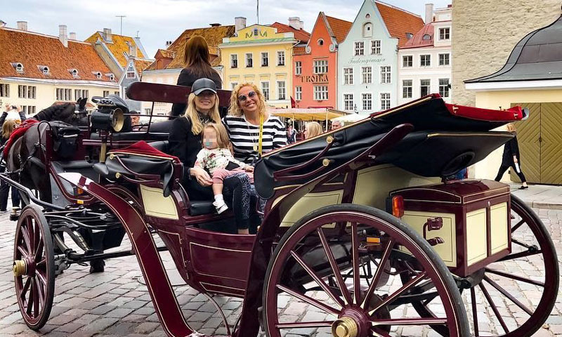 ¡De turismo por Tallín! Carla Pereyra y su hija, el mejor apoyo de Simeone en Estonia