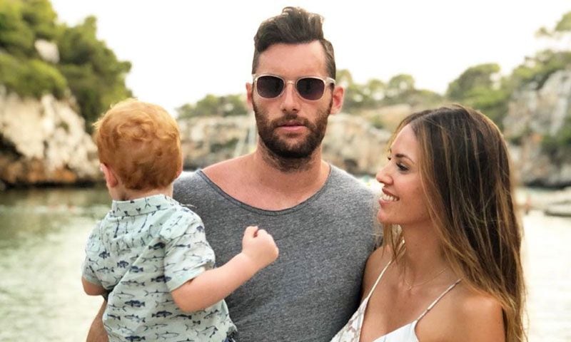 Helen Lindes le enseña al pequeño Alan algunos de sus rincones favoritos de Lanzarote