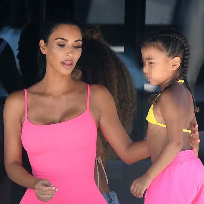 Kim Kardashian disfruta de un paseo con sus hijos ¡en alta mar!