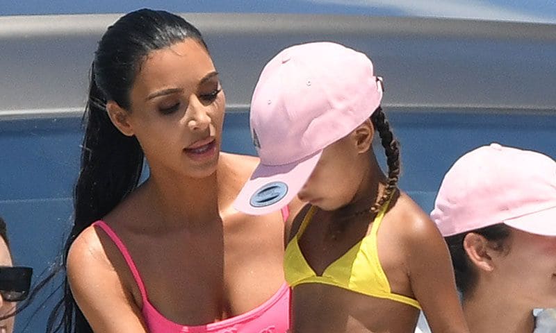 Kim Kardashian disfruta de un paseo con sus hijos ¡en alta mar!