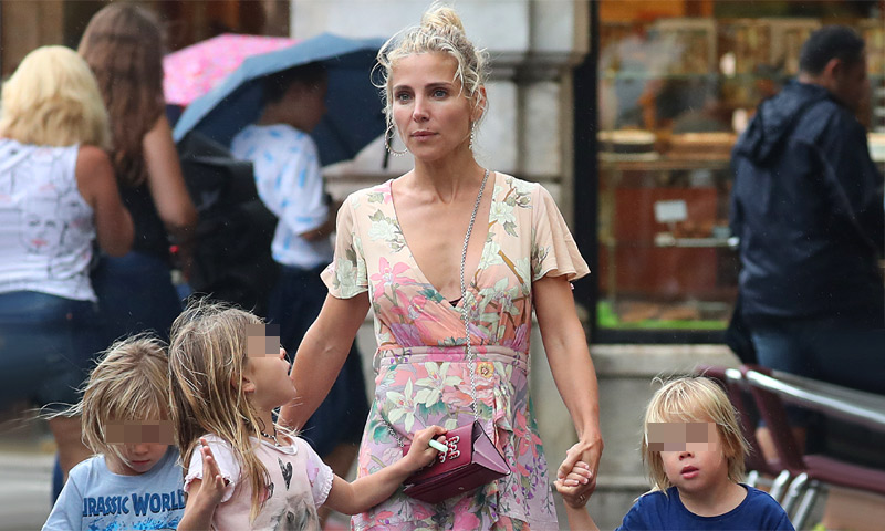 ¡Un paseo para recordar! Elsa Pataky, 'a la antigua' con su familia