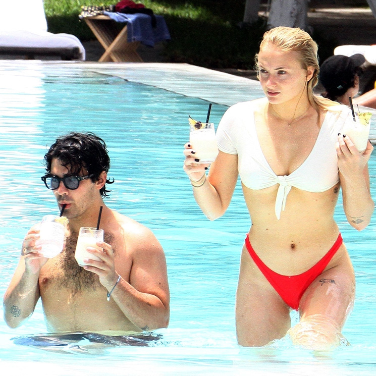 EXCLUSIVA: Joe Jonas y Sophie Turner celebran el cumpleaños del cantante con un baño... de besos