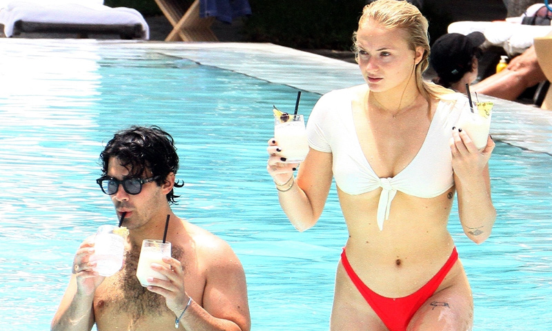 EXCLUSIVA: Joe Jonas y Sophie Turner celebran el cumpleaños del cantante con un baño... de besos