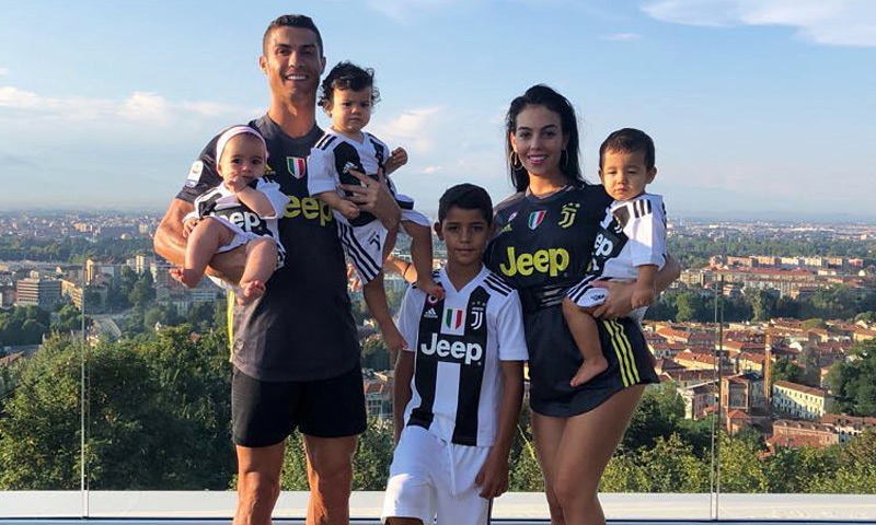 Georgina Rodríguez y Cristiano Ronaldo presumen de familia y de nuevo equipo