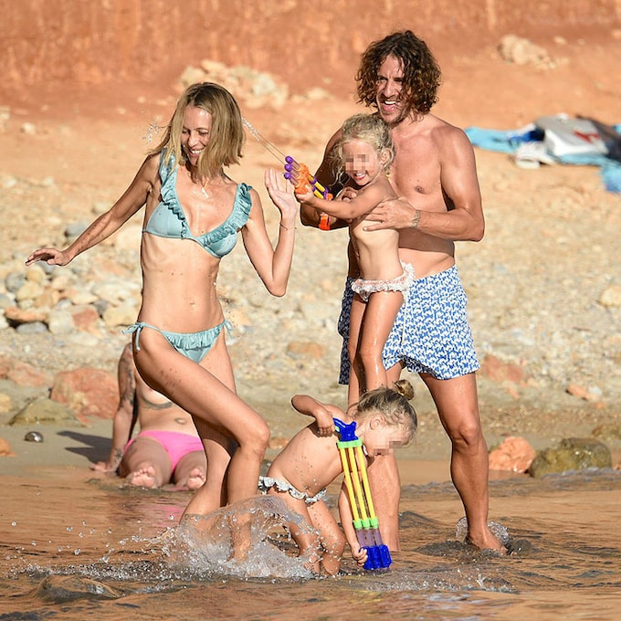 Castillos de arena y baños en el mar: Carles Puyol y Vanesa Lorenzo, día de playa con sus hijas en Ibiza