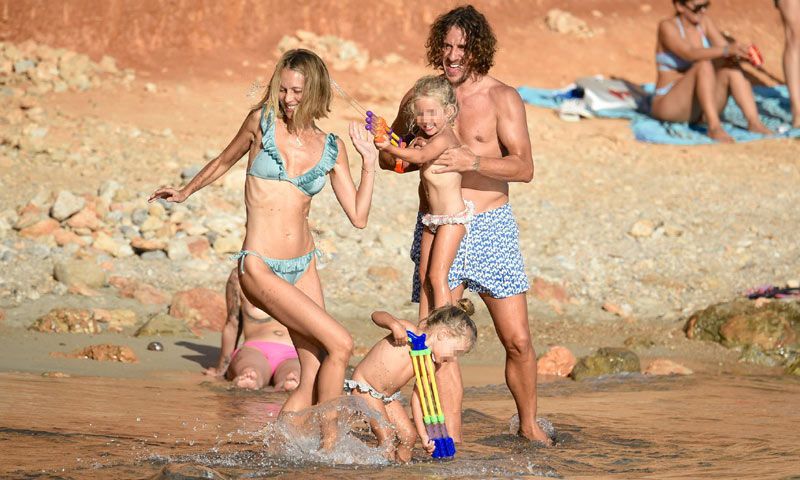 Castillos de arena y baños en el mar: Carles Puyol y Vanesa Lorenzo, día de playa con sus hijas en Ibiza