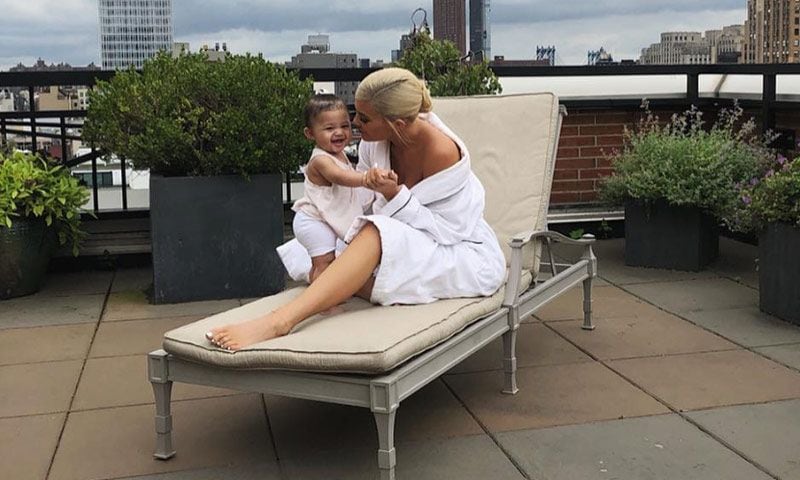 Kylie Jenner y Travis Scott demuestran que su hija Stormi es la niña más risueña