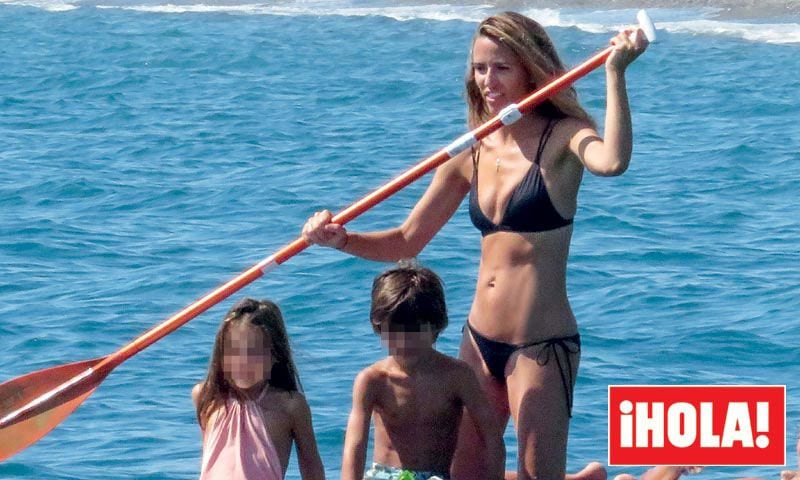 EXCLUSIVA en ¡HOLA!: los Duques de Feria, fotografiados por primera vez junto a sus hijos en la playa